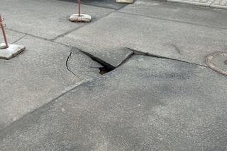 Poznań. Potężna dziura w drodze! Niebezpieczeństwo wisiało w powietrzu 