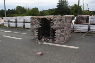 Zbudowali „altankę” z kostki brukowej na środku drogi. W środku był biały proszek