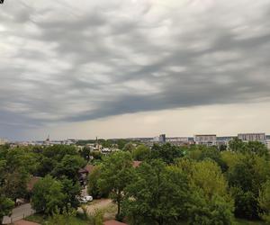 Nawałnice przechodzą przez Polskę. Ciemne chmury nad Białymstokiem