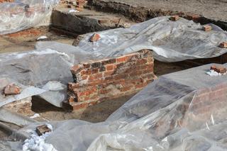 Prace archeologiczne na rogu ul. Anielewicza i al. Jana Pawła II w Warszawie