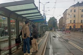 Niewidoczne tablice z przyjazdami tramwajów i autobusów