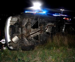 Pijany kierowca BMW przeleciał nad rondem i dachował