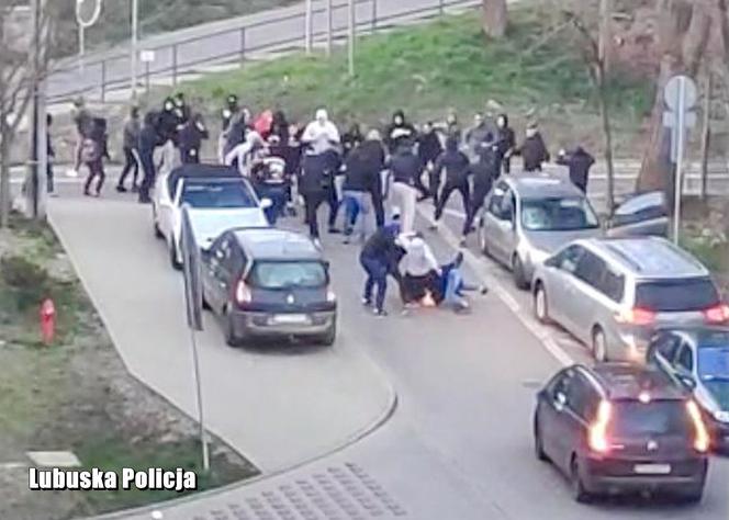 Uliczna bójka w Gorzowie. Policja zatrzymała 9 osób. Prokuratura chce by trafili do aresztu 