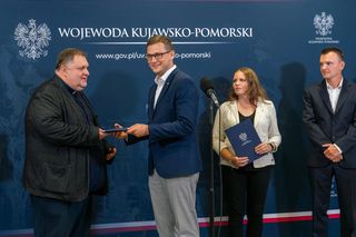 Ponad 620 tysięcy złotych wojewoda daje społecznikom. Starczy na portal Anielski.net, coaching, terapie i kolację wigilijną