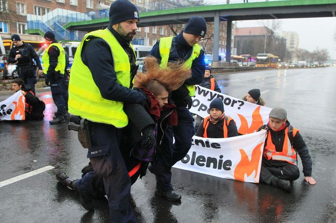 Ostatnie Pokolenie zablokowało Wisłostradę. Furia kierowców. Matka chorego dziecka błagała o przejazd