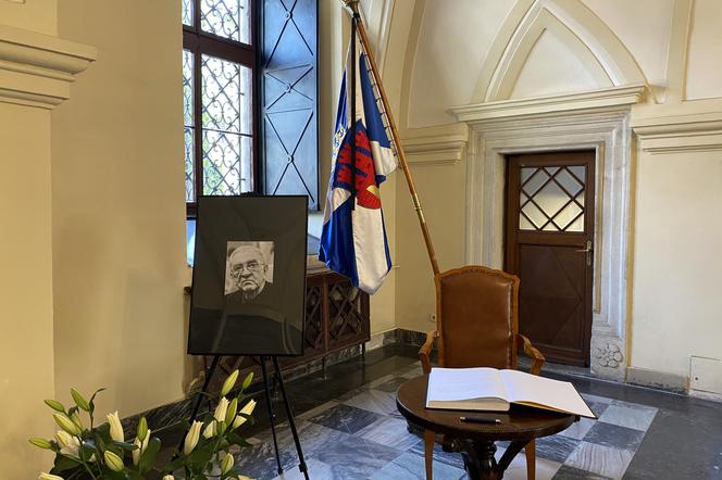 Księga kondolencyjna została wystawiona w krakowskim Magistracie. 