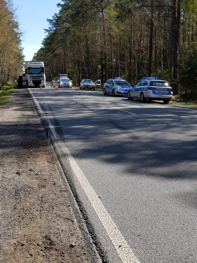 Koszmarny wypadek w Łódzkiem: Senior jechał swoim VW wprost pod pędzącą ciężarówkę!