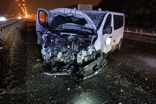 Wypadek na autostradzie A1. Bus uderzył w barierki