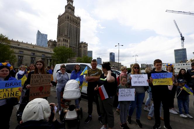 Strajk Kobiet na ulicach z czołgiem i traktorem. Demonstracja przeciwko wojnie