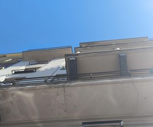 „Marzę, żeby się ogrzać przed śmiercią”. Mieszkańcy kamienicy w centrum Warszawy żyją bez centralnego ogrzewania