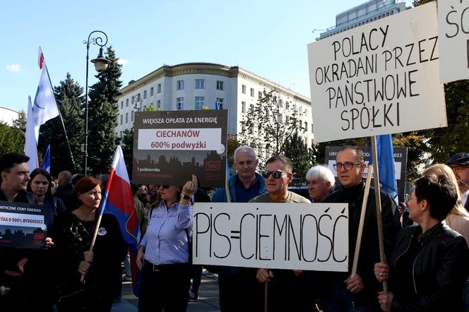 Warszawa. Samorządowcy protestowali w sprawie wysokich cen energii. „Jeśli sobie nie radzicie, oddajcie władzę!”