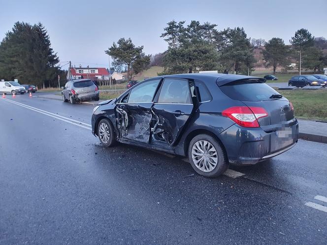 Tuchów. Zderzenie trzech samochodów osobowych na drodze wojewódzkiej