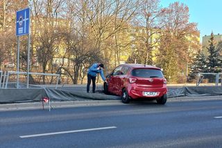 Kolizja przy zmianie pasa w Lesznie. Ciągnik siodłowy uderzył w osobówkę