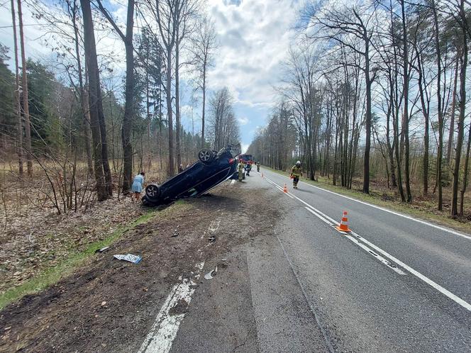 Pod Lubienią dachowało auto osobowe. Jedna osoba poszkodowana