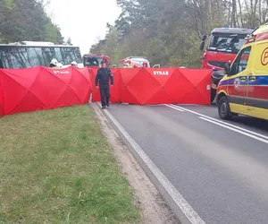 Autobus zmasakrował osobówkę pod Koninem! Jedna osoba nie żyje, kilka zostało rannych [AKTUALIZACJA]