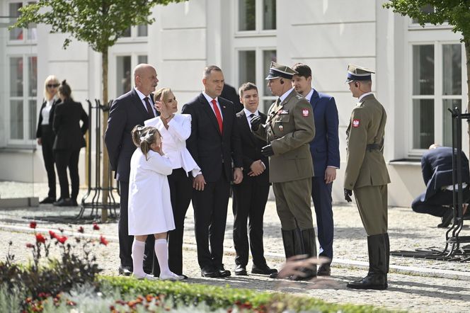 Przejście do Pałacu Prezydenckiego. Pierwsza dama się przebrała 