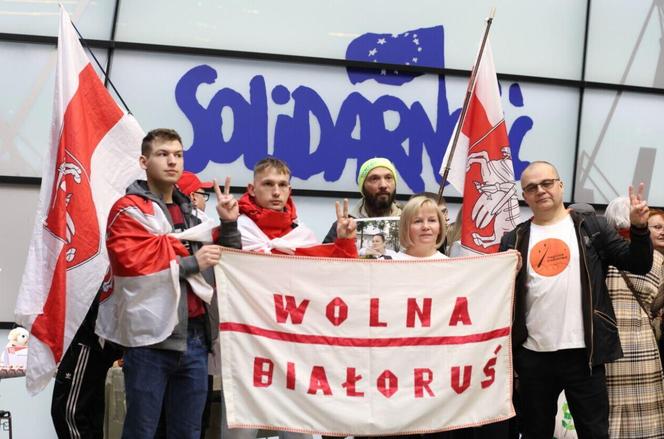 Dwa narody z flagami w tych samych barwach. Gdańsk solidarny z Białorusią. 