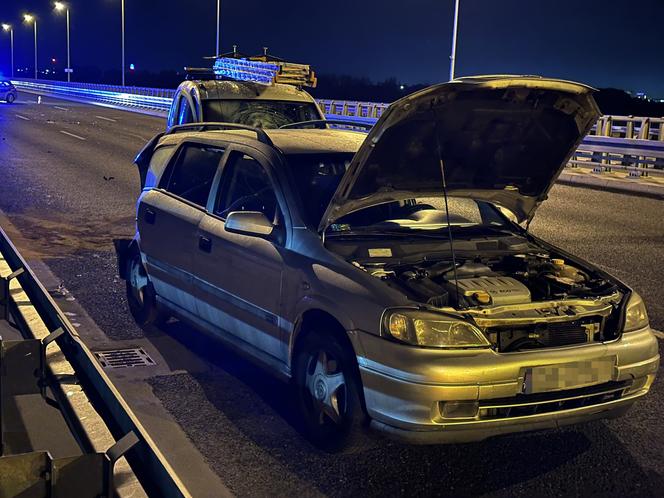 Pchał opla na Moście Północnym, citroen huknął w niego aż spadły mu buty. 24-latek w stanie krytycznym