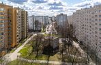 Dom jednorodzinny między blokami przy alei Lotników 26 w Warszawie