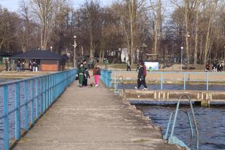 Z takiej pogody żal nie skorzystać. Nad Zalewem Zamborzyckim tłum spacerowiczów! [GALERIA]