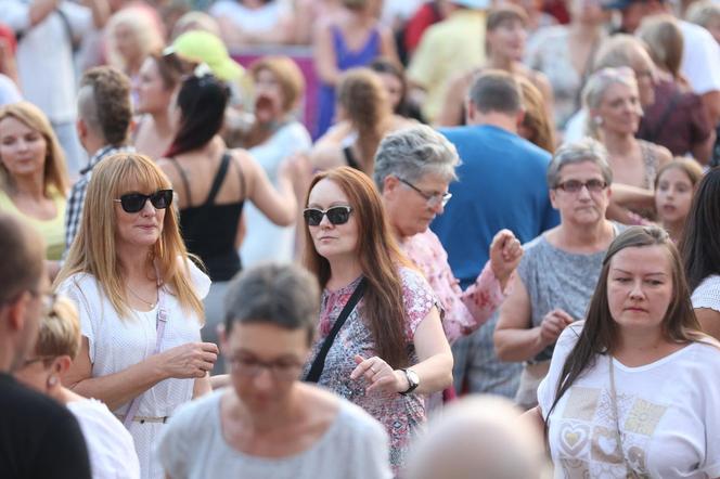 Potańcówka pod Teatrem Śląskim w Katowicach. Tłumy wręcz oszalały ZDJĘCIA