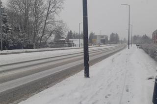 Drogowy armagedon w Tarnowie. Ciężarówki nie dają rady poruszać się po zaśnieżonych drogach i blokują ruch