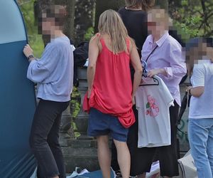 Małgorzata Socha przebiera się w parku