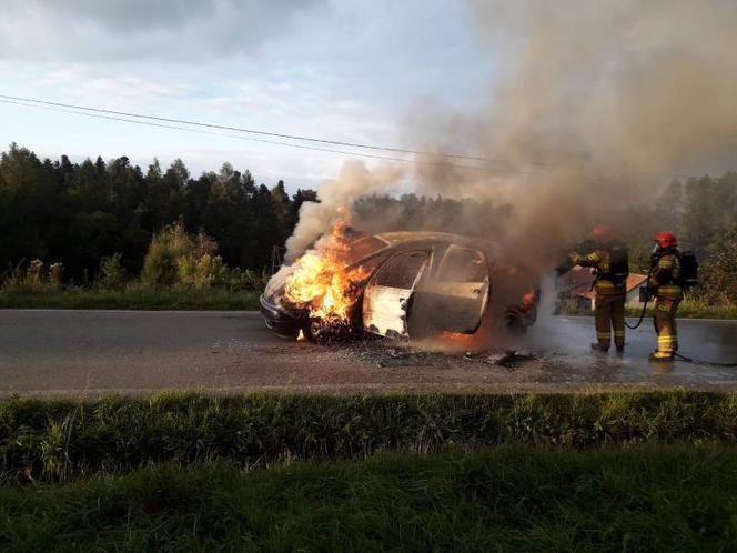 Citroen zamienił się w słup ognia! "Przyczyna pożaru jest nieustalona"