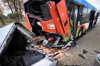 Wypadek w Puławach. 53-latek z 1,6 promila wjechał w autobus miejski
