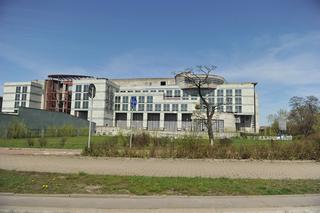 Zaczęli burzyć szkieletor. Mieszkańcy są wściekli, że ciężarówki rozjeżdżają im ulicę 