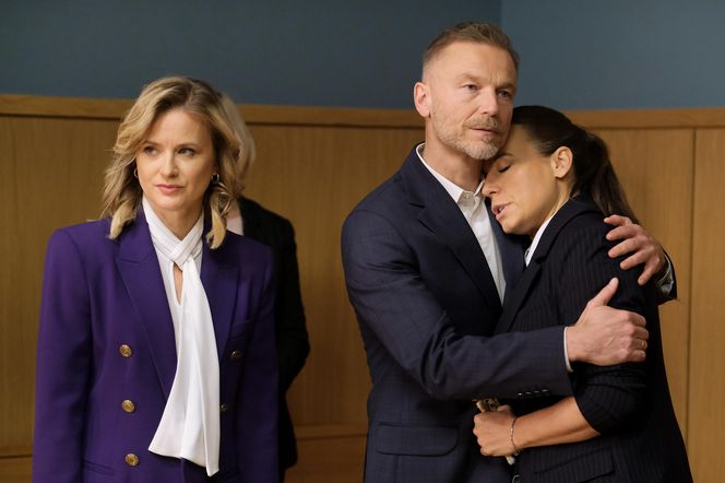 M jak miłość odc. 1872 po wakacjach. Magda (Anna Mucha), Julia (Marta Chodorowska), Andrzej Budzyński (Krystian Wieczorek)