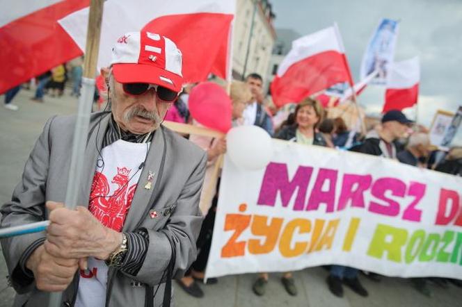 Narodowy Marsz Życia przez Warszawę. Organizatorzy mówią, że idą w obronie „poczętych dzieci zagrożonych aborcją”