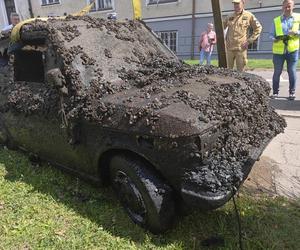 Mały i nieco większy fiat. Dwa wraki pojazdów wydobyto z rzeki Elbląg