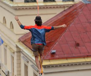   Urban Highline Festival 2023 w Lublinie. Slacklinerzy robią cuda na linach!