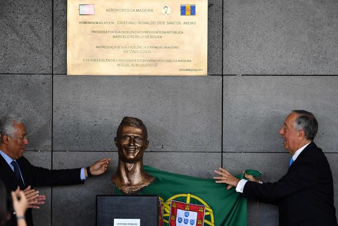 Pomnik Cristiano Ronaldo na Maderze na lotnisku w Funchalu