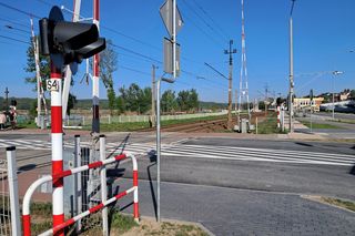 Bezpieczny Piątek wraca na przejazdy kolejowe. Wakacyjna akcja PKP ma chronić życie kierowców i pieszych
