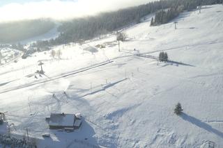 W górach na Dolnym Śląsku śniegu coraz więcej! [ZDJĘCIA] Jeden ze szlaków zamknięty. Kiedy będzie można szusować po stokach?