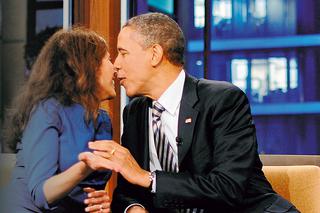 Barack Obama flirtował na wizji z seksowną producentką. Co na to Michelle? ZDJĘCIA