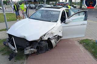 Wypadek w Al. Jerozolimskich. Kierowca z epilepsją wjechał w barierki