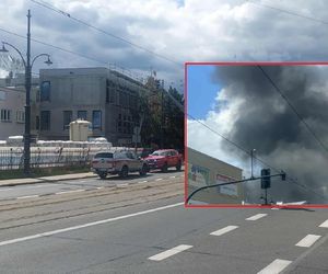 Czarne kłęby dymu nad centrum Torunia. Akcja gaśnicza na terenie straży pożarnej [GALERIA]