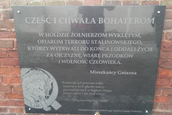 Tablica upamiętniająca żołnierzy wyklętych w Gnieźnie
