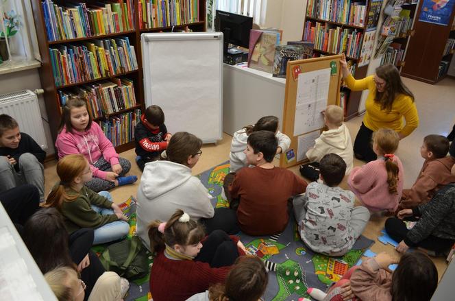 Dzieci chętnie uczestniczą w spotkaniach z książką, organizowanych w MBP w Siedlcach w czasie ferii