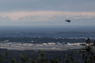 Przygotowania do spotkania Putin-Trump w bazie sił powietrznych USA na Alasce