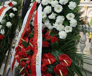 Wzruszające napisy na szarfach na pogrzebie Emiliana Kamińskiegos