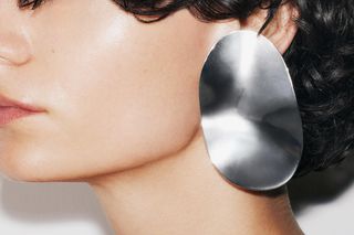 COS prezentuje: Zimowa kolekcja akcesoriów, które definiują sezon