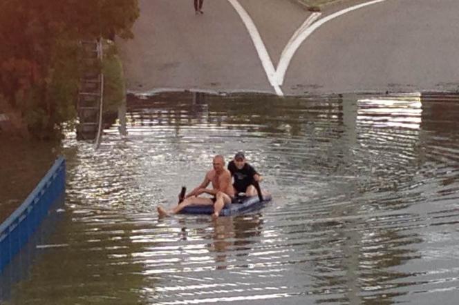 Dwóch żartownisiów z Gdańska pływało po zalanej ulicy na materacu