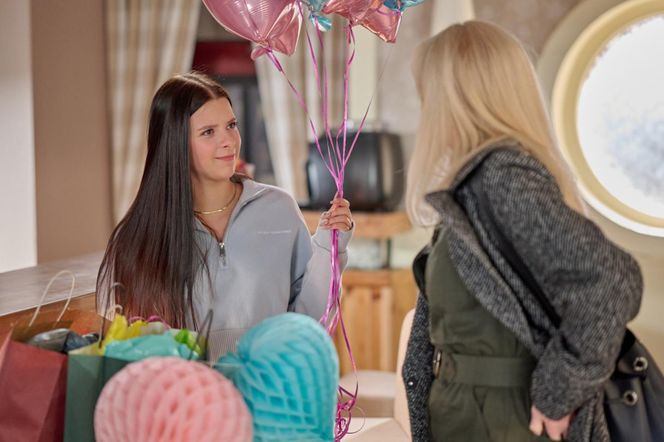 Na Wspólnej odc. 4007: Julka (Maja Oświecińska), Ewa (Ewa Gawryluk)