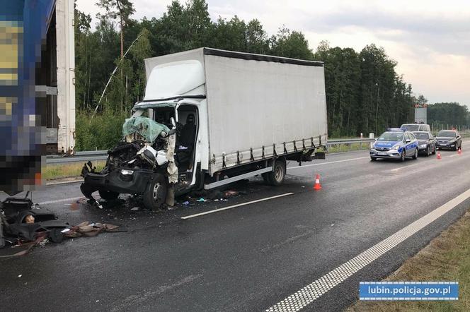 Strażacy musieli wycinać kierowcę. 19-latek przeżył koszmarny wypadek