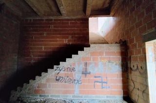 Tajemniczy opuszczony obiekt w Postołowie na Pomorzu. Wybudowano 144 krypty i nie dokończono budowli 