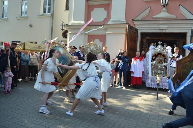 "Taniec" feretronów  podbija sieć! Czym jest kaszubski pokłon?